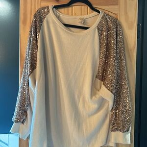 White and champagne colored sequince sleeve sweatshirt. 7th Ray XL